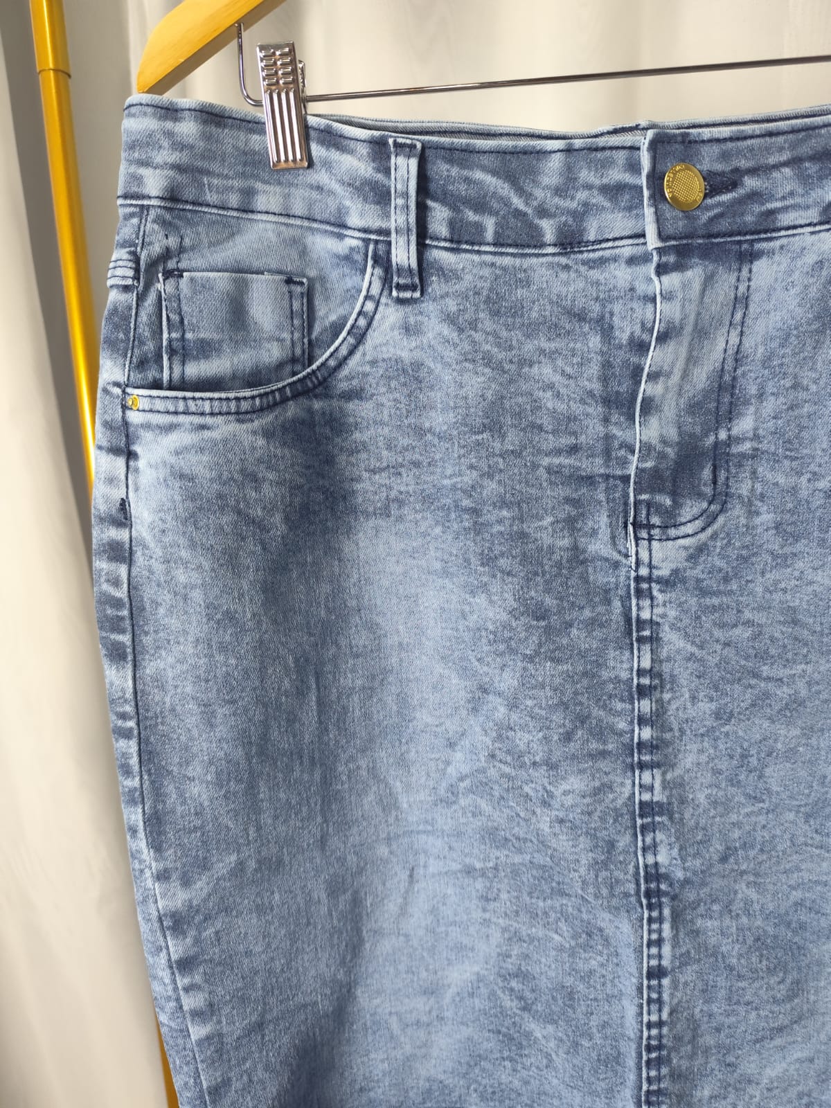 1913f247f58f17ab65badad24098a1ce.jpg Saia Jeans Marmorizada Feminina Evangélica Estilo Midi Plus Size Com Fenda 50 ao 54 - Imagem 4