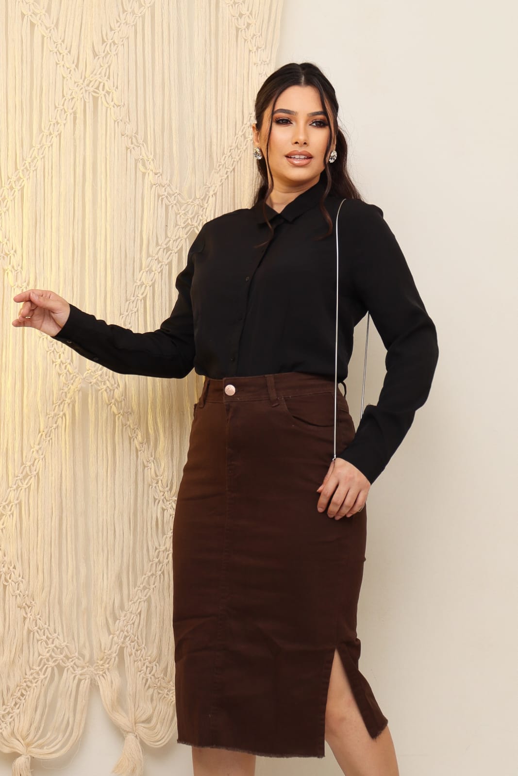 488a1bbb58d48d969dca47a2b3bfc5b4.jpg Saia Jeans Com Lycra Longa Lavagem Marro Escuro Moda Cristã Evangélica Feminina Secretaria Cintura Alta 38 ao 48 Premium