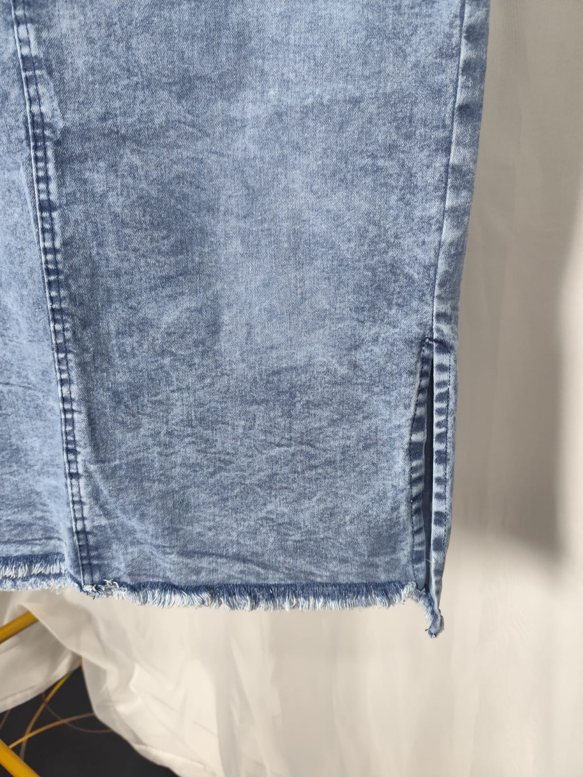 4f4827d588bf83515a9b91a669b79183.jpg Saia Jeans Marmorizada Feminina Evangélica Estilo Midi Plus Size Com Fenda 50 ao 54 - Imagem 5