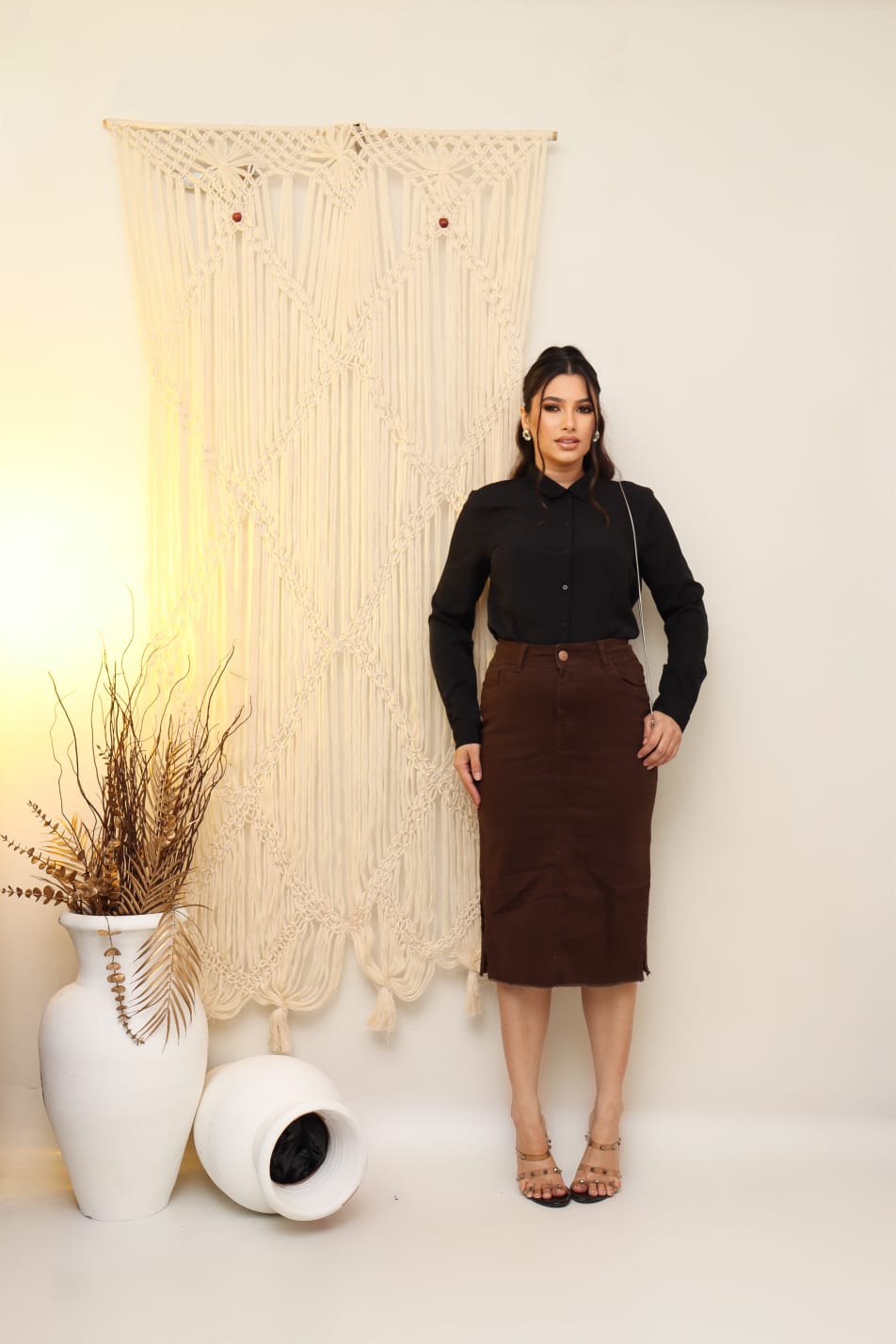 57ac7e142686b22d9843c6bde134afc3.jpg Saia Jeans Com Lycra Longa Lavagem Marro Escuro Moda Cristã Evangélica Feminina Secretaria Cintura Alta 38 ao 48 Premium - Imagem 6