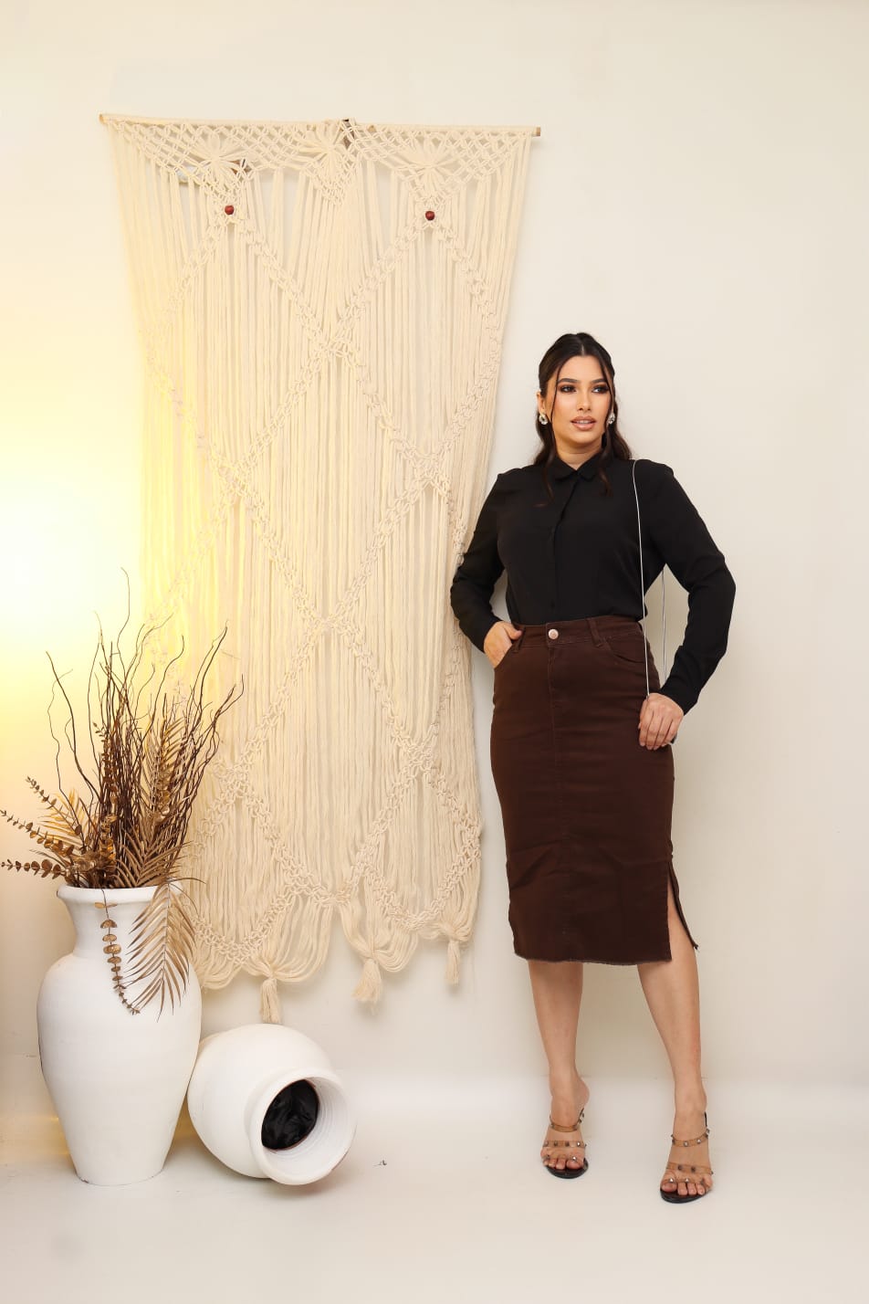 7322dc51554a25a58fc023c89861cf6a.jpg Saia Jeans Com Lycra Longa Lavagem Marro Escuro Moda Cristã Evangélica Feminina Secretaria Cintura Alta 38 ao 48 Premium - Imagem 5