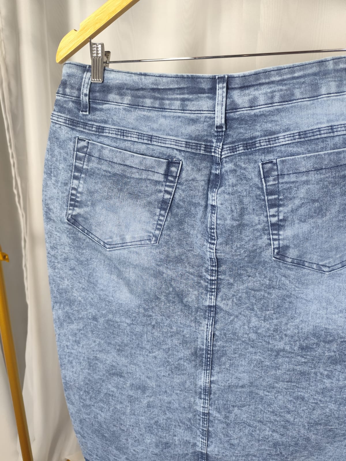 8c8114f95e72ea668121e58237fcdb3b.jpg Saia Jeans Marmorizada Feminina Evangélica Estilo Midi Plus Size Com Fenda 50 ao 54 - Imagem 6