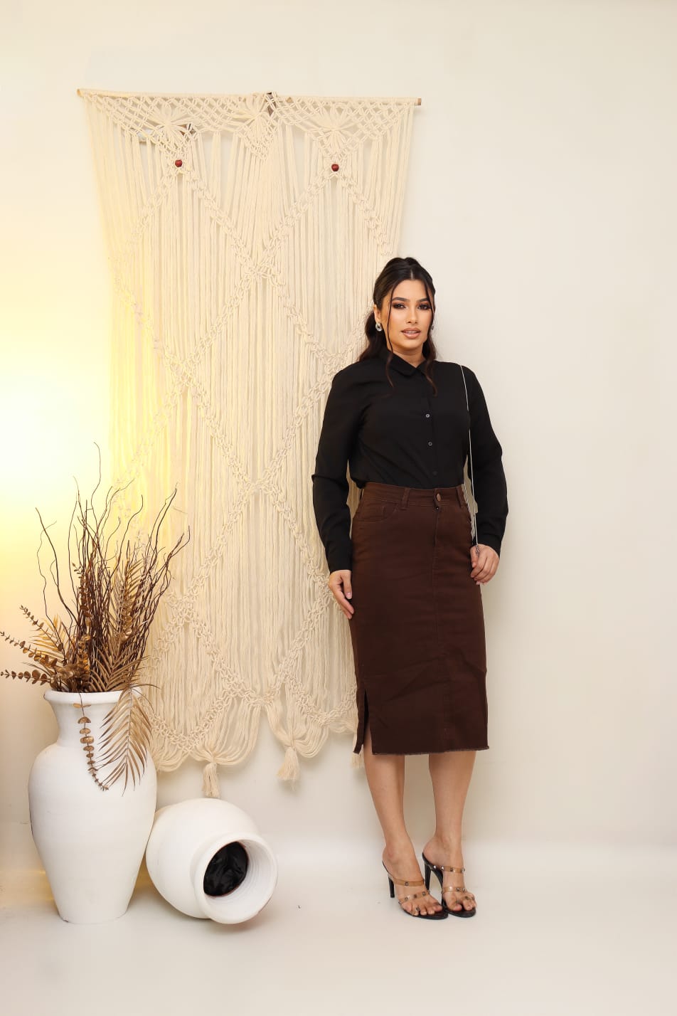 b9f273337ffa1e5be49365d16183a81c.jpg Saia Jeans Com Lycra Longa Lavagem Marro Escuro Moda Cristã Evangélica Feminina Secretaria Cintura Alta 38 ao 48 Premium - Imagem 4
