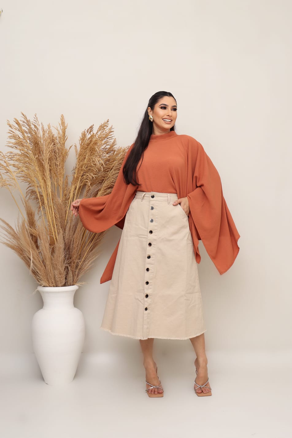 c0db252b1527b10d5c37bef118f53663.jpg Saia Jeans Longa Plus Size Feminina Cintura Alta Evagelica Cor Creme 50 ao 54 Sem Lycra - Imagem 3