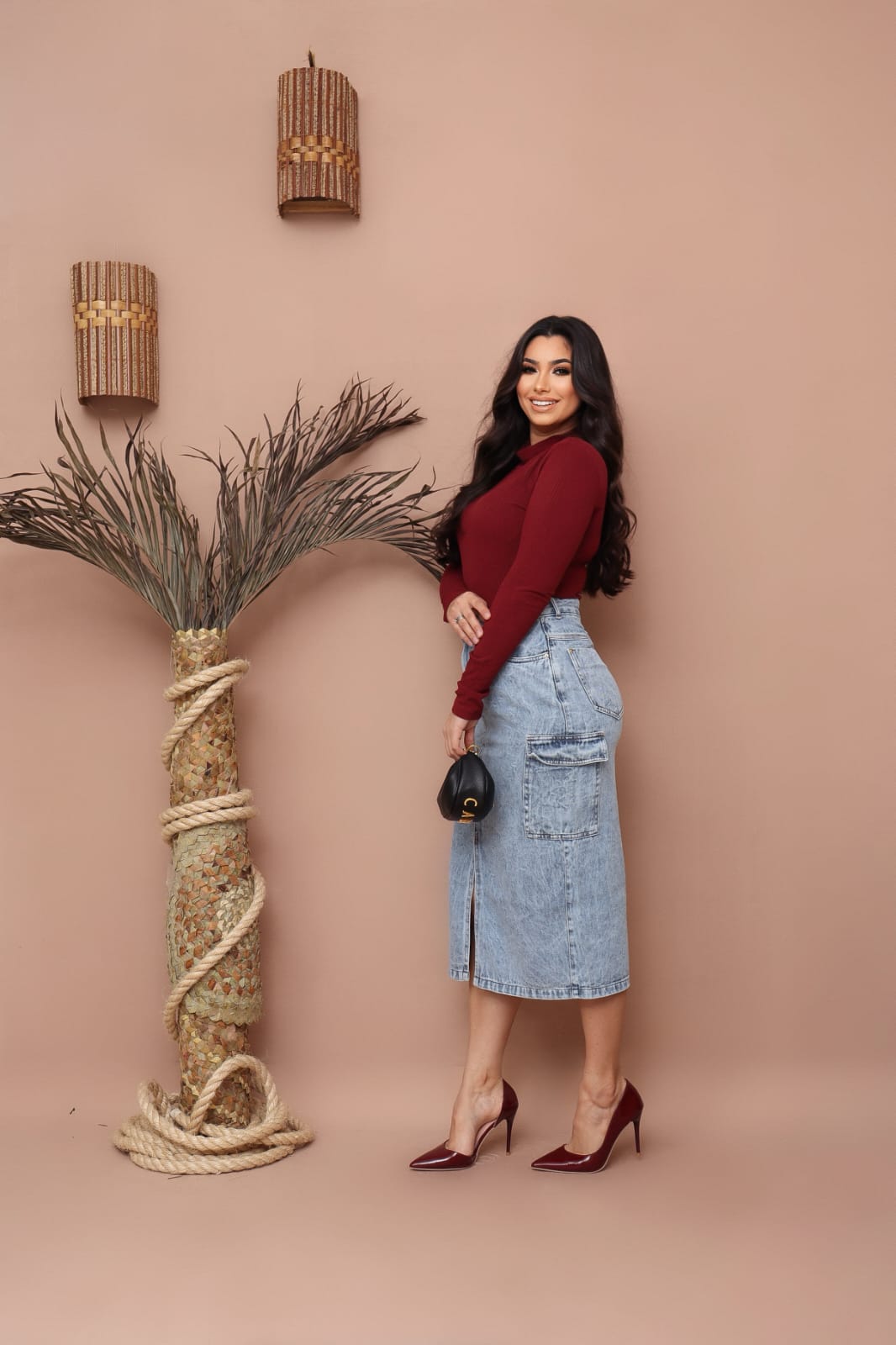 db9e01c9551944d9af87b95c9c3122dd.jpg Saia Jeans Cargo Longa Feminina Com Abertura e Bolsos Moda Cristã Evangélica - Imagem 4