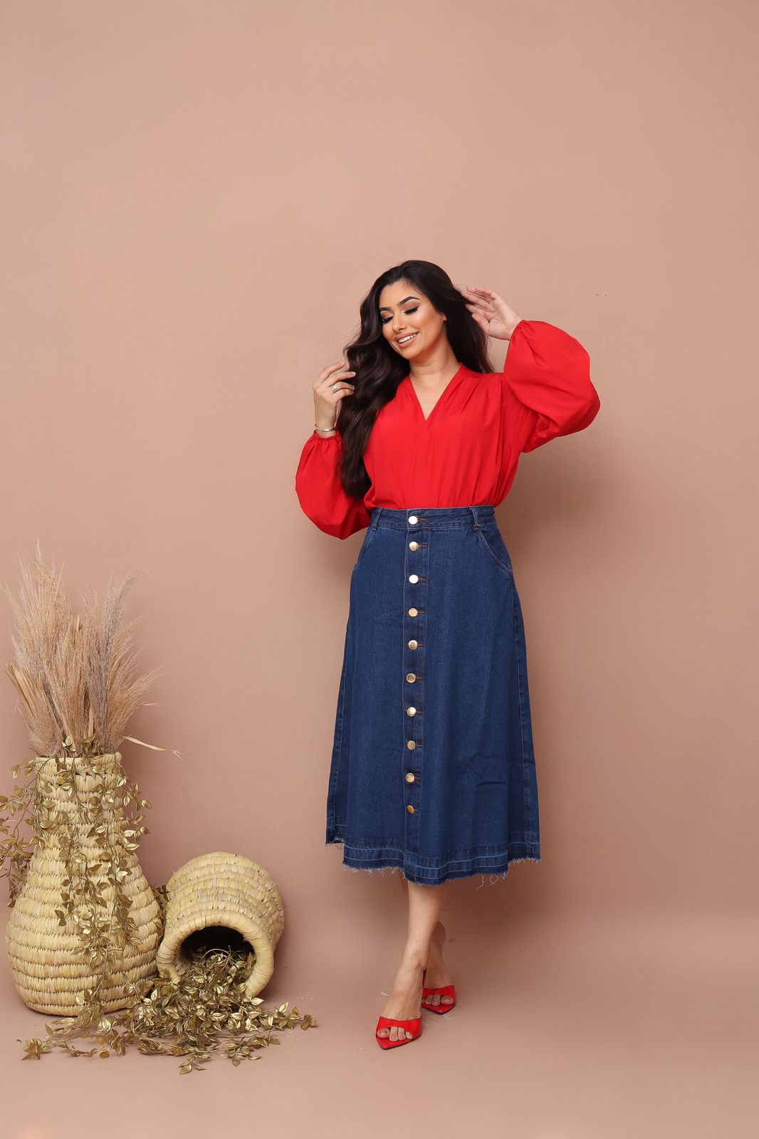 e5c51e4b25a1456f8bd951be7764a853.jpg Saia Jeans Cristã Cintura Alta Azul Escuro Com Botões e Bolsos Moda Feminina Evangélica - Imagem 2