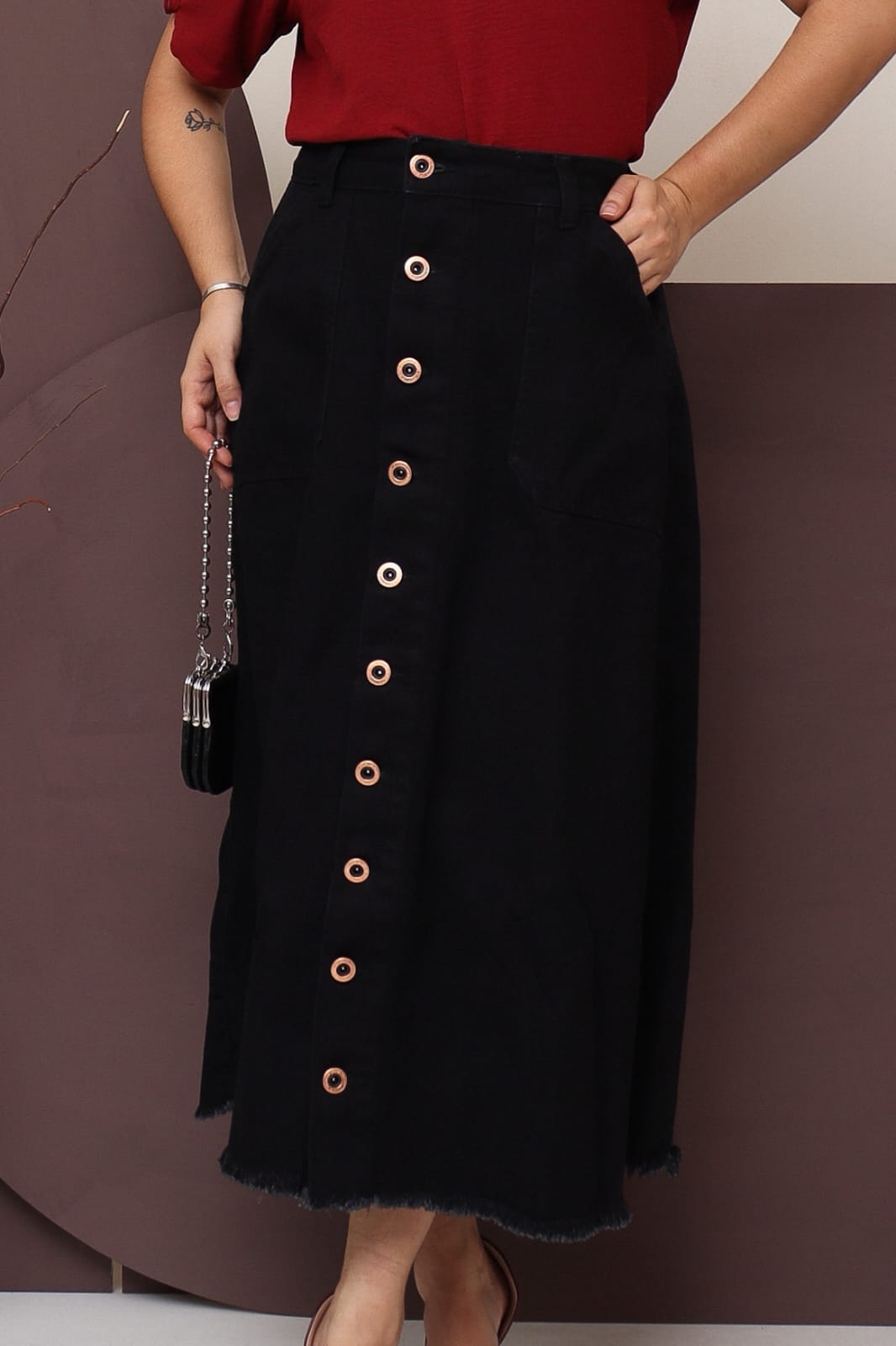 e6befe2475480cc5813653f774400a48.jpg Saia Jeans Longa Preta Toda Lisa Com Botões e Bolsos Moda Evangélica 100% Jeans Luxo - Imagem 3